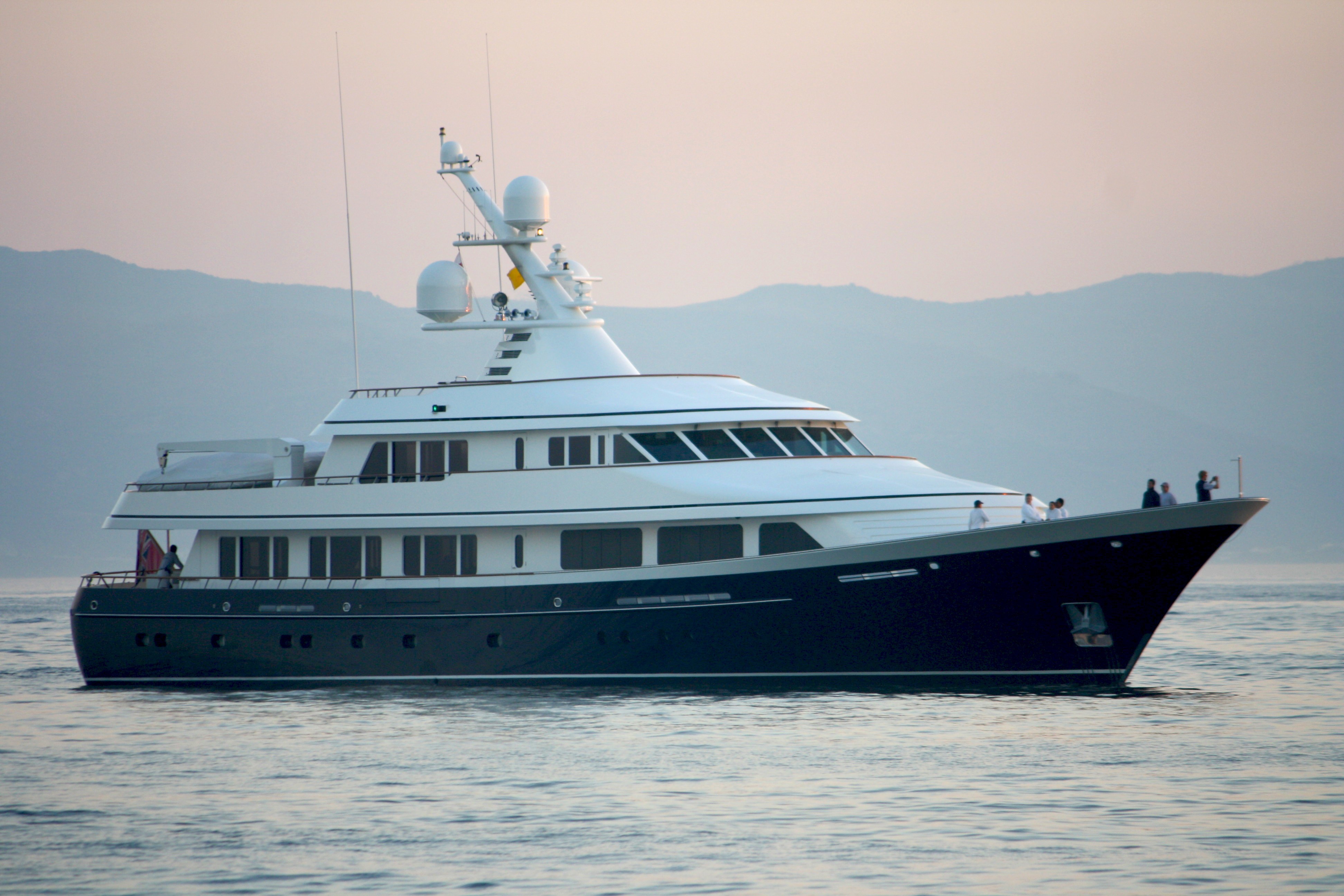 Yacht AURORA B, Feadship CHARTERWORLD Luxury Superyacht Charters